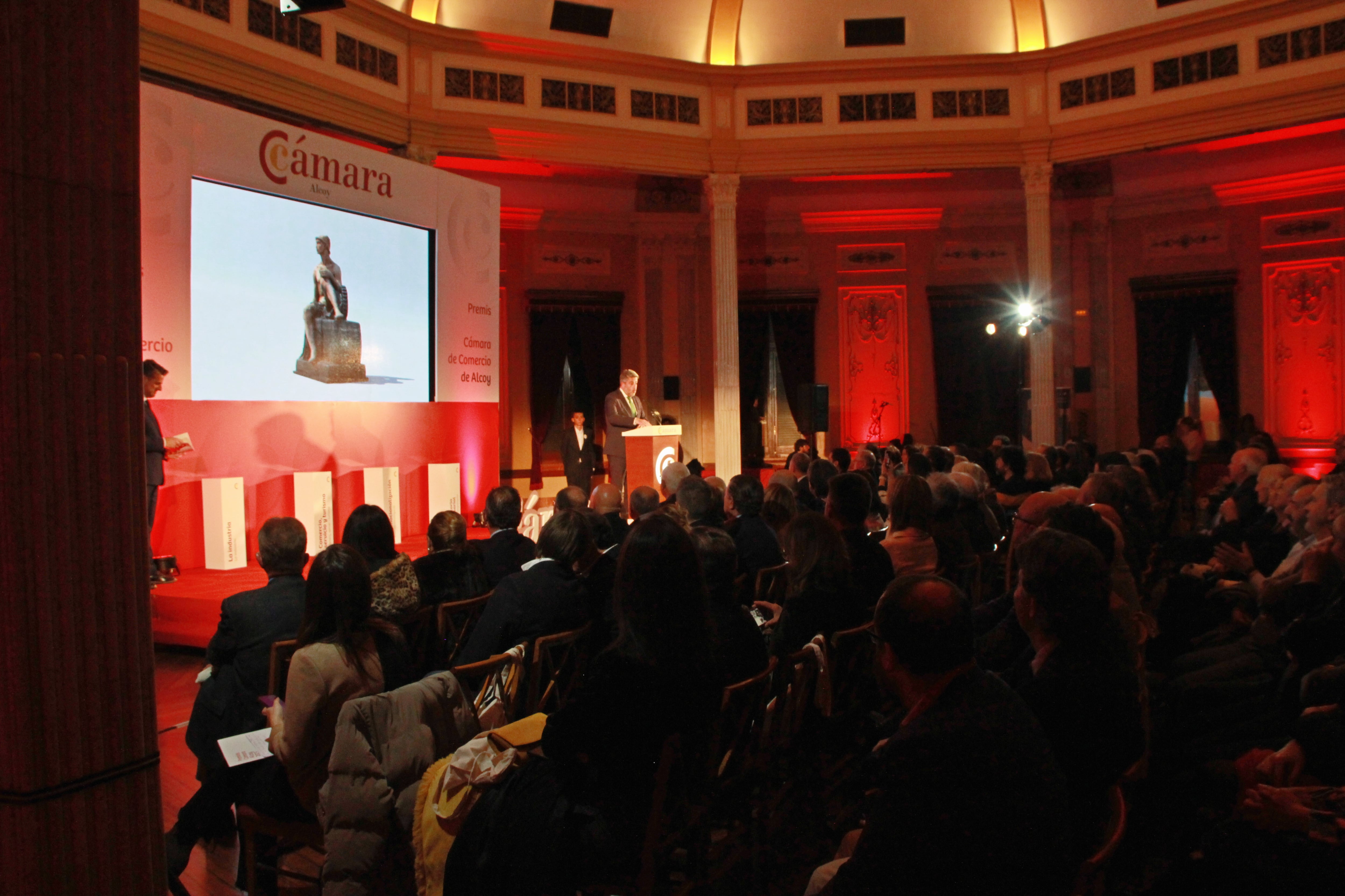 Un momento de la entrega de los Premios Cámara de 2023 en el Salón Rotonda del Círculo Industrial de Alcoy.