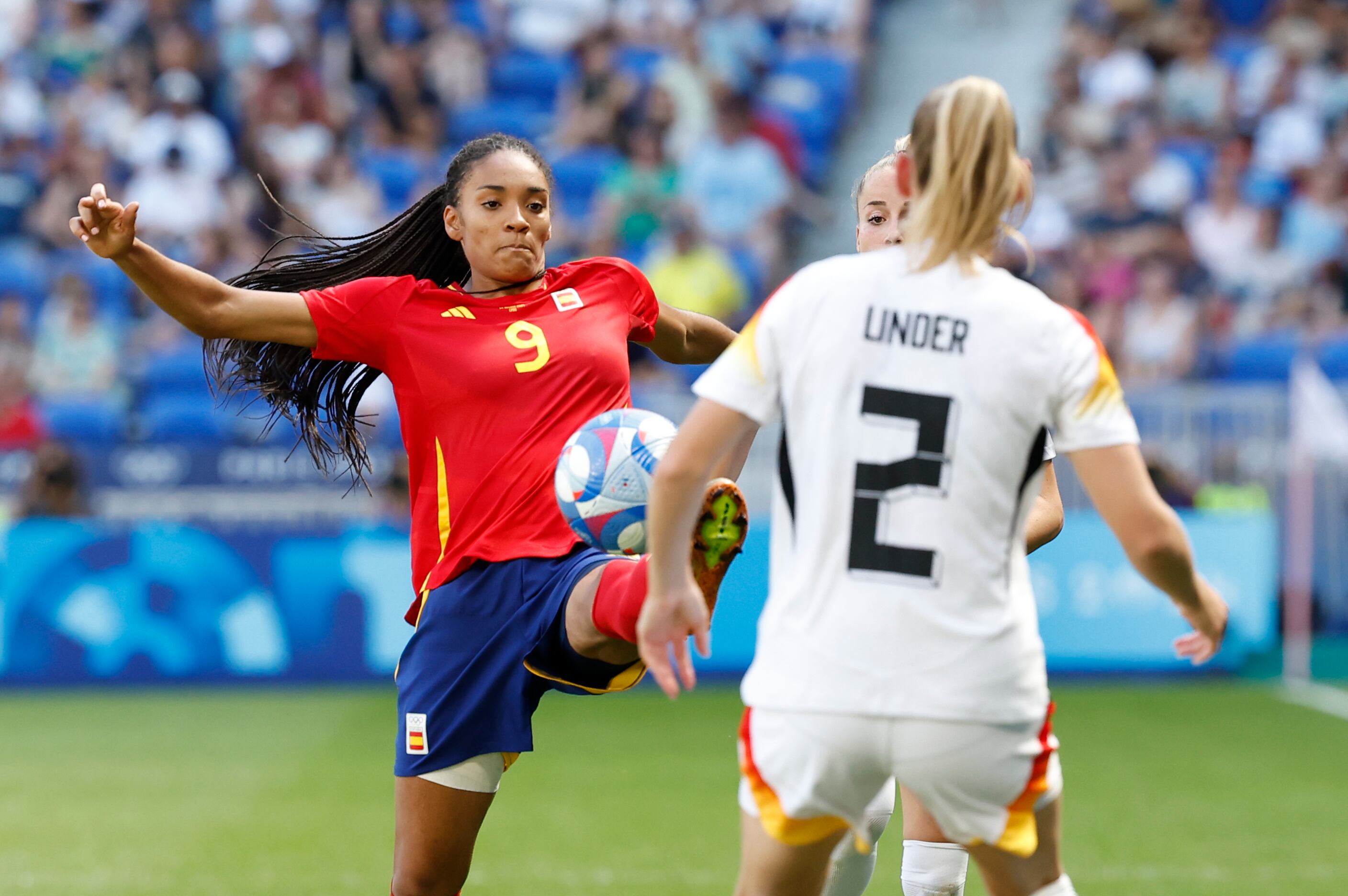 LYON, 09/08/2024.- La futbolista española Salma Paralluelo (i) disputa un balón ante la jugadora alemana Sarai Linder durante el partido por la medalla de bronce de los Juegos Olímpicos de París 2024 contra Alemania este viernes en el Estadio de Lyon. EFE/ Miguel Toña
