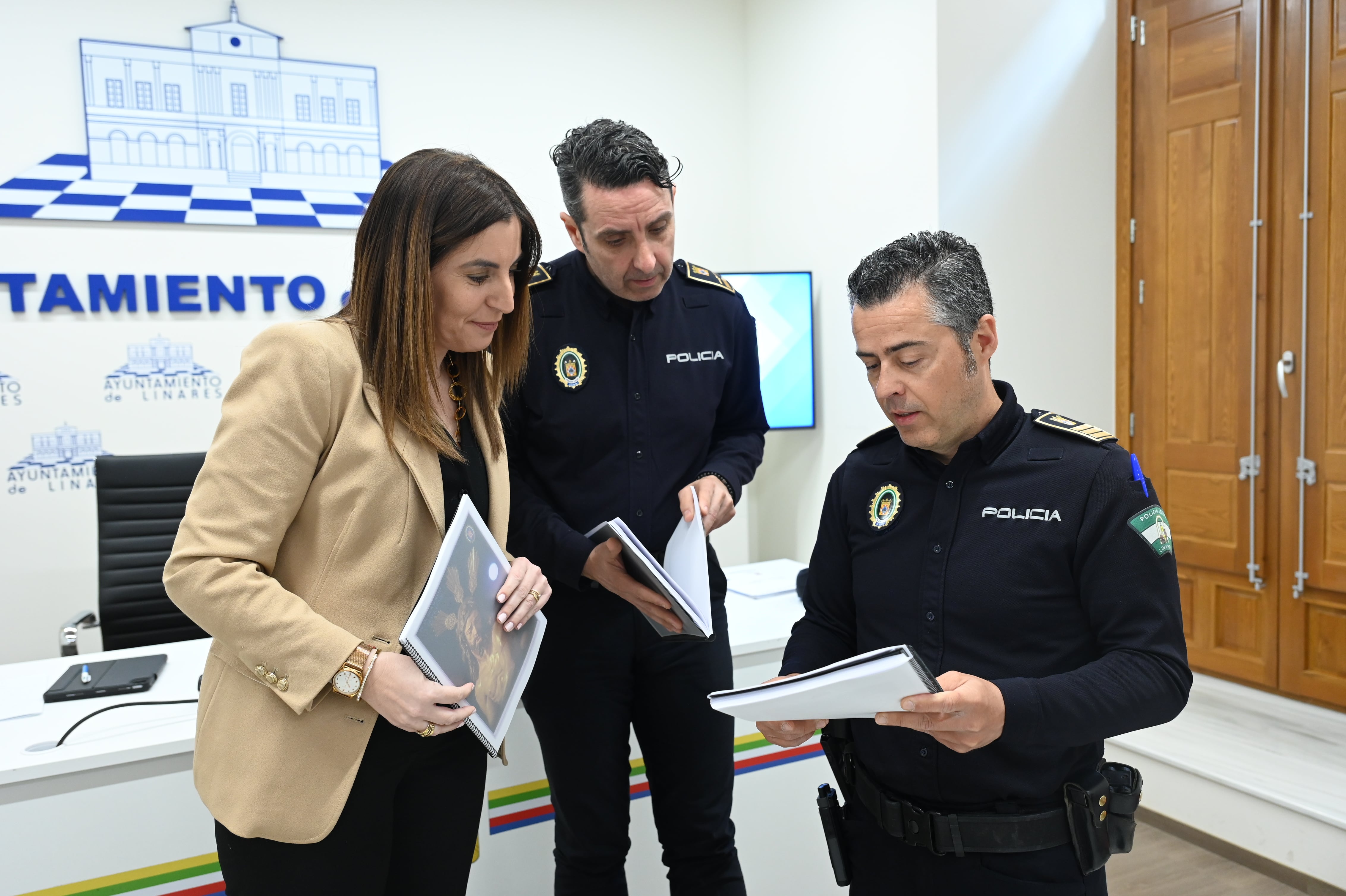 La edil Mariola Aranda repasa algunos detalles del plan de seguridad junto a efectivos policiales del cuerpo linarense.