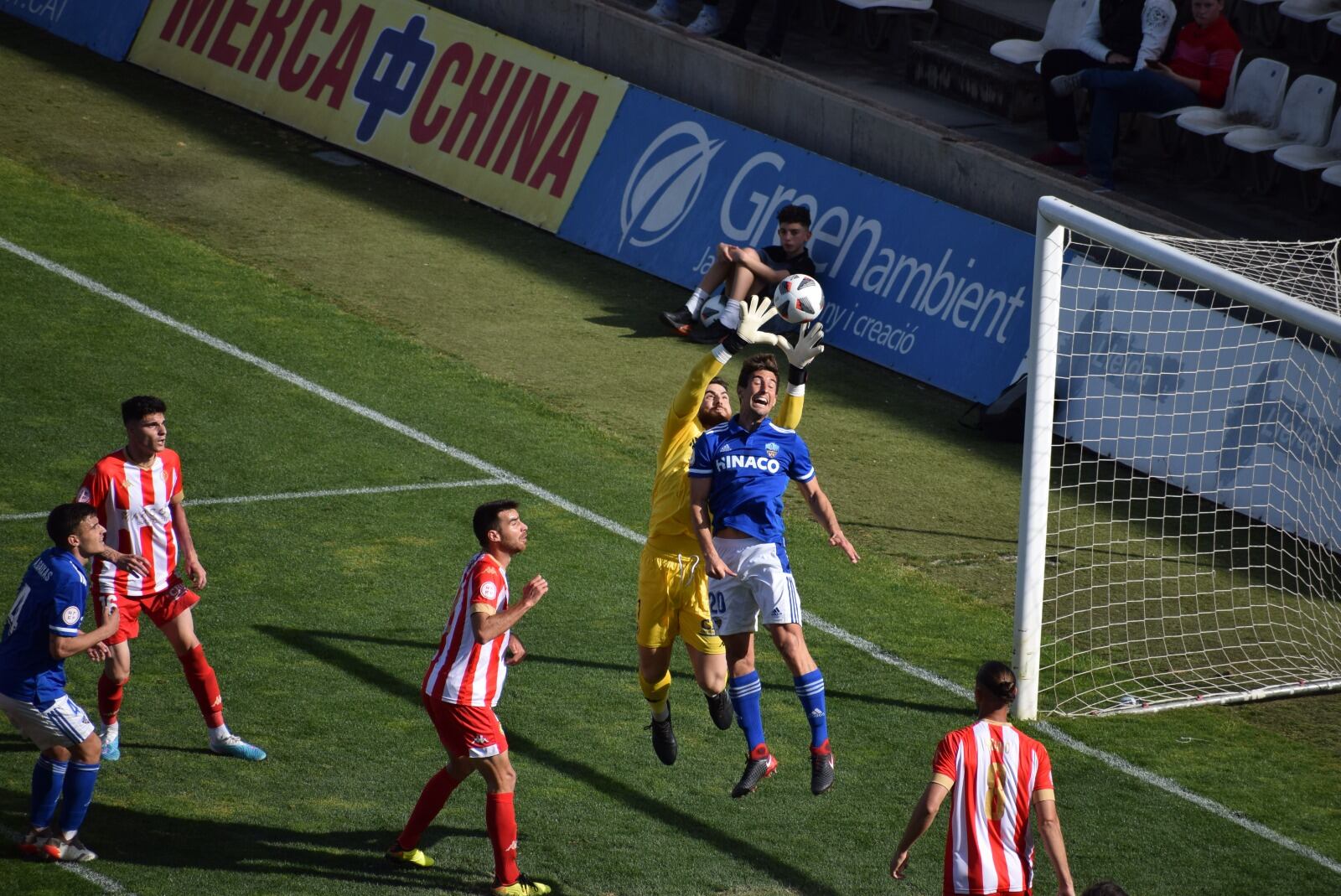 Carlos Abad ataja un balón en el partido entre el Lleida Esportiu y el Hércules