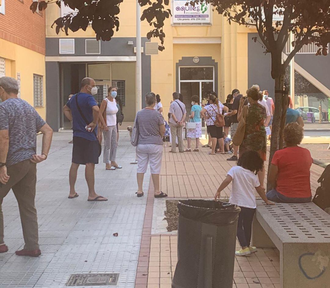Colas en la calle en el Centro de Salud de Beniopa