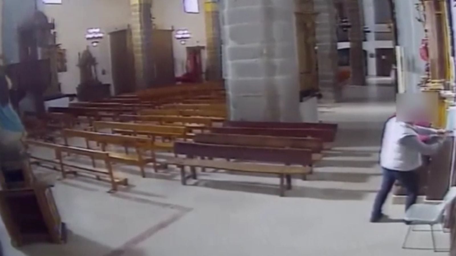 Fotograma del vídeo en el que se observa al investigado forzar el cepillo de la Iglesia de Cebolla (Toledo), de donde sustrajo 200 euros