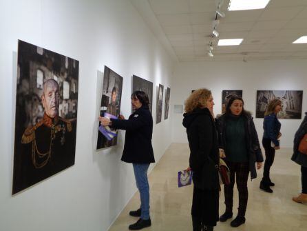 Paco Santamaría recoloca uno de los retratos momentos antes de inaugurarse la exposición