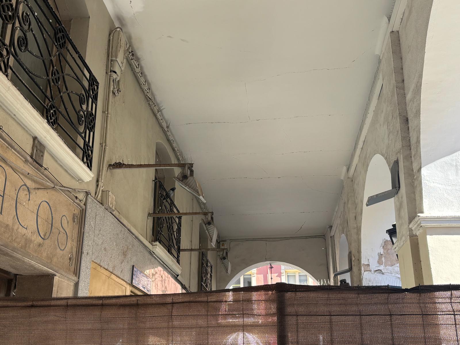 Grietas en el techo de los Porches de Galicia