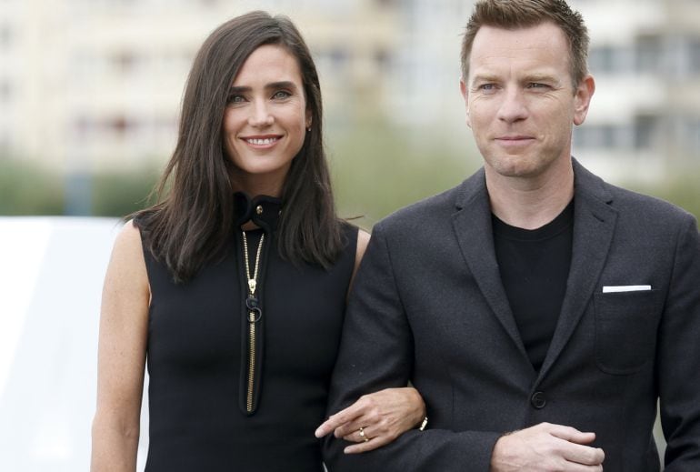 Ewan McGregor (d), que debuta en la dirección con la adaptación de &quot;American Pastoral&quot;, la novela homónima de Philip Roth, que también protagoniza, junto a Jennifer Connelly (i), tras presentar la cinta en la sección oficial de la 64 edición del Festival 