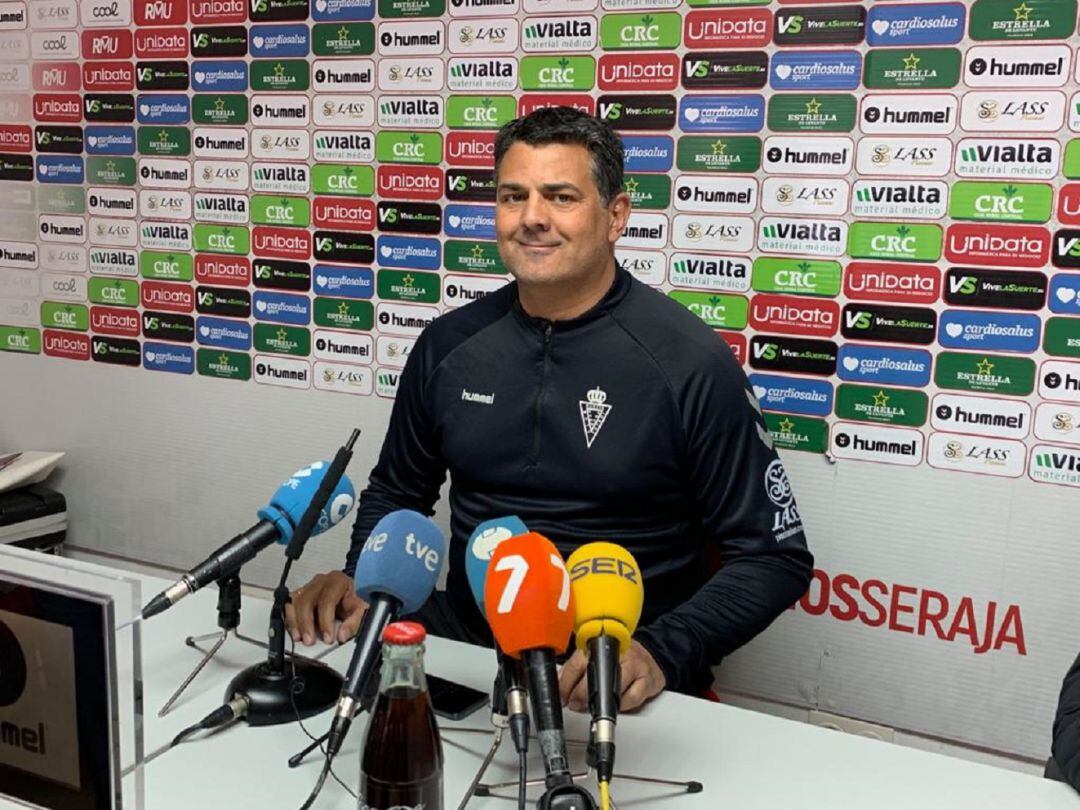 Julio Algar, entrenador y director deportivo del Real Murcia, en la sala de prensa de Cobatillas