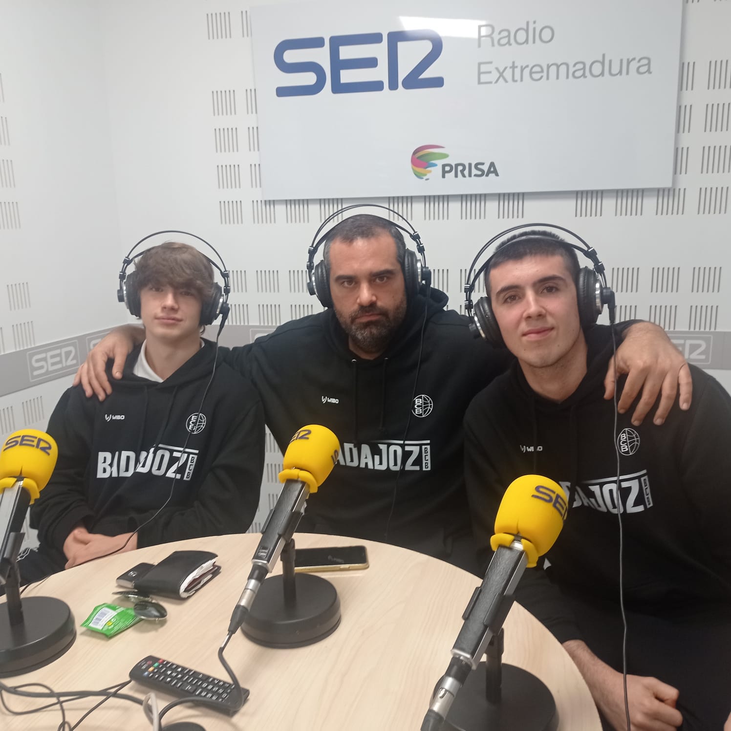 Pablo Cuevas, entrenador del BCB, con los jóvenes Pablo Osés y Raúl Montesinos.