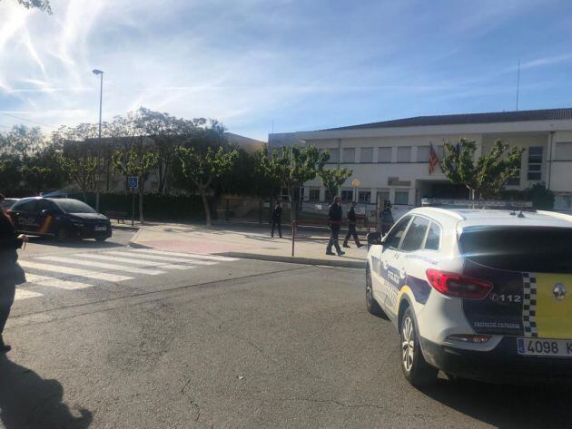 Intervención de la Policía Nacional y Local en el colegio electoral de Petrer