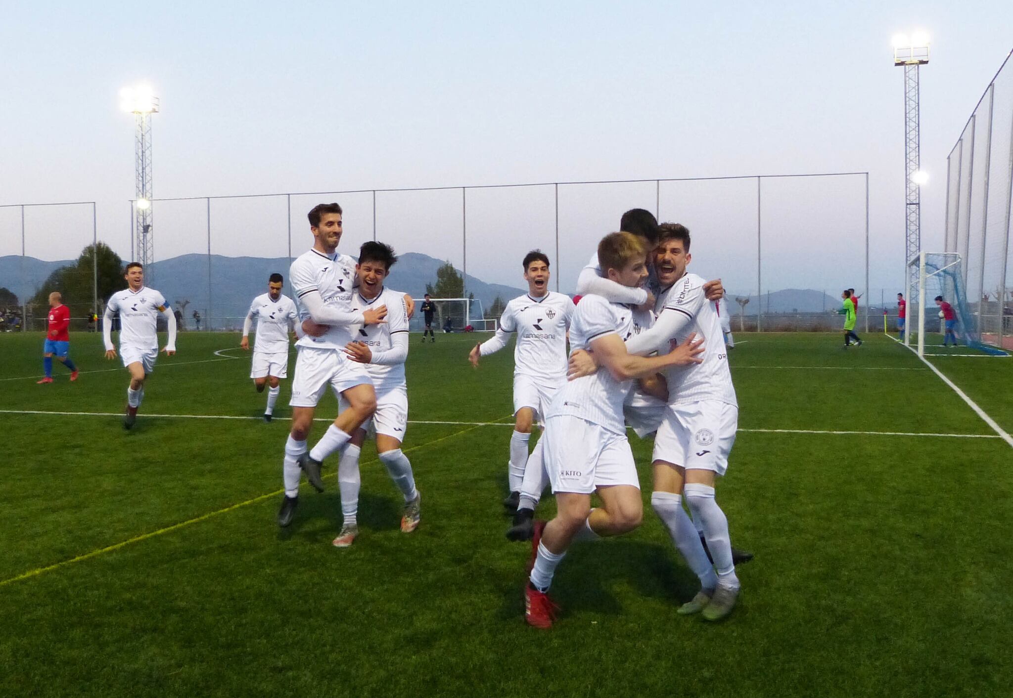 Els jugadors de l'Ontinyent 1931 celebren el gol en l'últim minut
