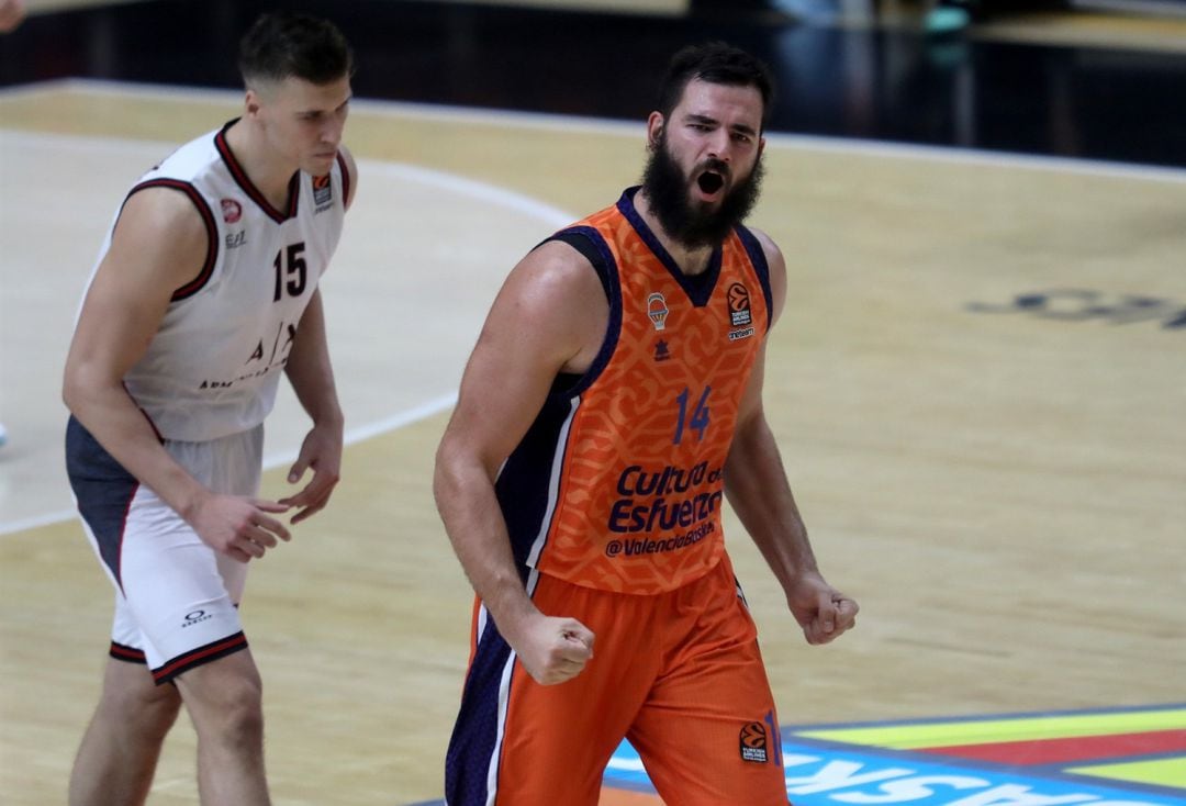 Bojan Dubljevic celebra una canasta