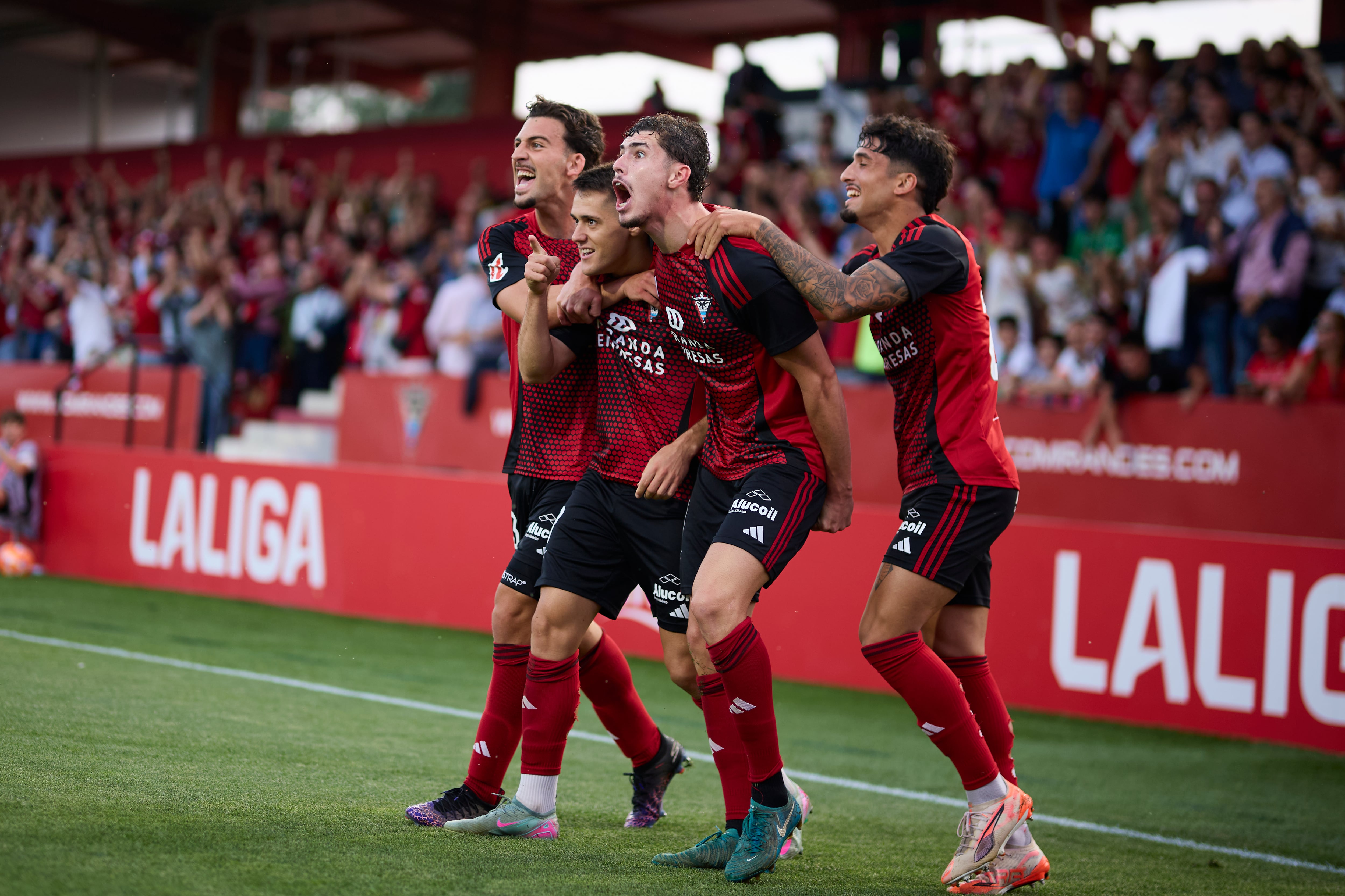 Urko Izeta celebra el primer gol del Mirandés con sus compañeros