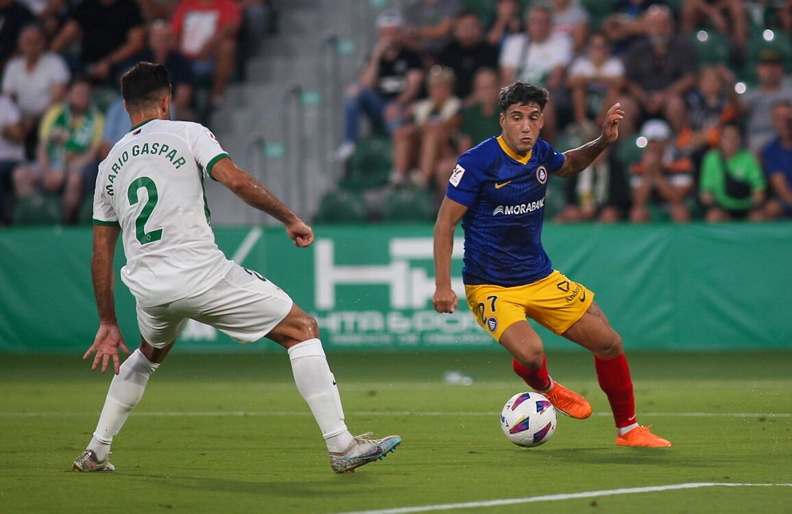 Benito intenta una jugada durant el partit d&#039;avui contra l&#039;Elx.