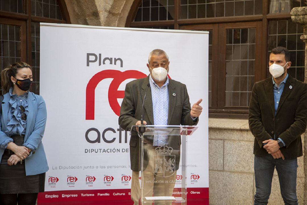 El presidente del ente provincial, Carlos Carlos, durante la rueda de prensa