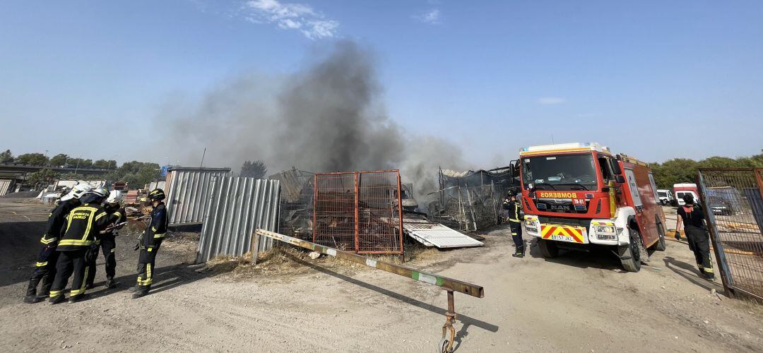 Los bomberos trabajando en el incendio de la chatarrería