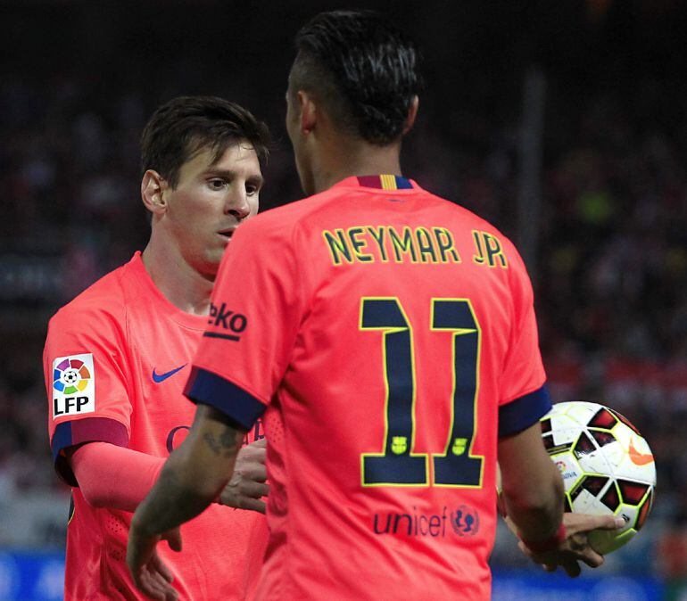 GRA336 SEVILLA, 11/04/2015.- Los jugadoresc del FC Barcelona, el argentino Lionel Andr&eacute;s Messi (i) y el brasile&ntilde;o Neymar da Silva (d), se pasan el bal&oacute;n antes del lanzamiento de un c&oacute;rner, durante el partido correspondiente a la trig&eacute;sima primera jornada que disputan en el estadio S&aacute;nchez Pizju&aacute;n de Sevilla. EFE/PACO PUENTES