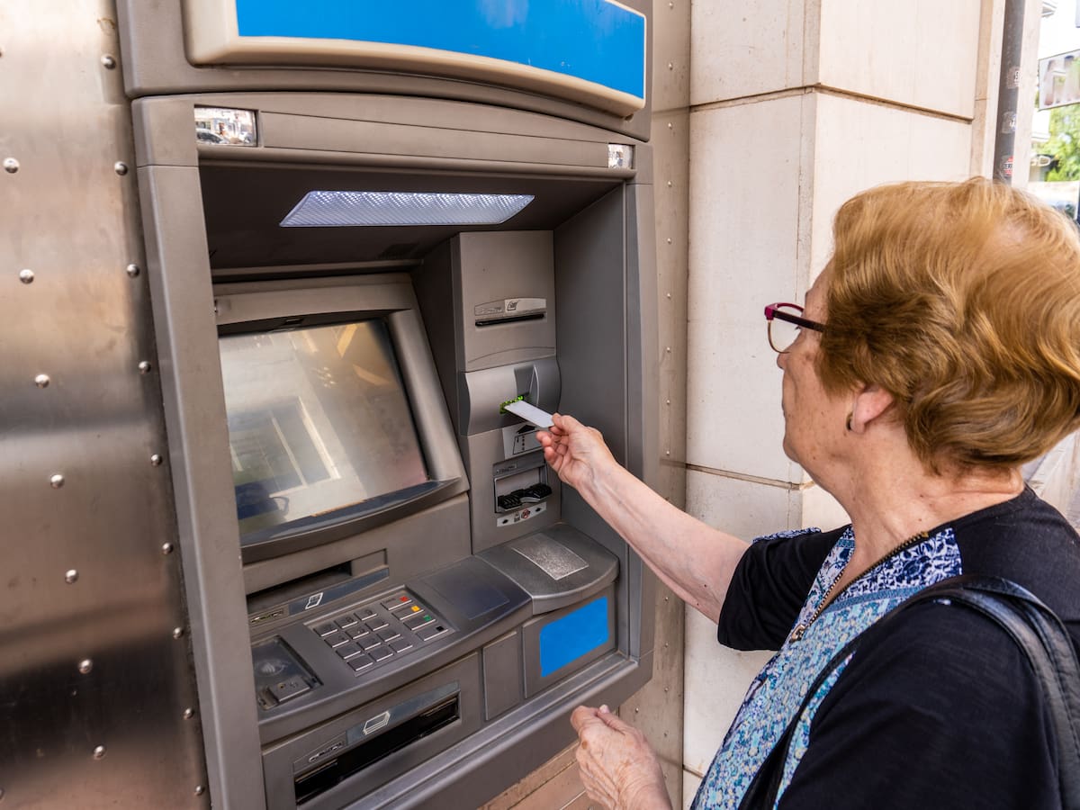 Dos detenidos por estafar a mayores, simulando ayudarles en cajeros, en Torrejón de la Calzada y otras ciudades
