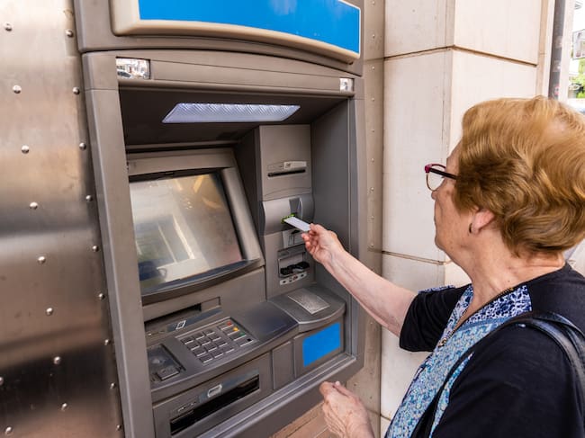 Las estafas por el método de la 'siembra' se realizaba a personas mayores cuando sacaban dinero de un cajero automático.