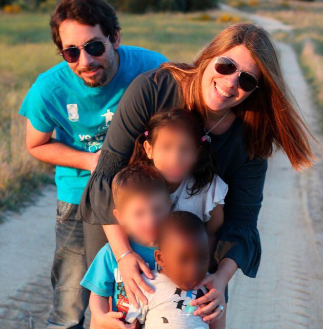 Pedrito con sus dos hermanos y con Rocío y su marido