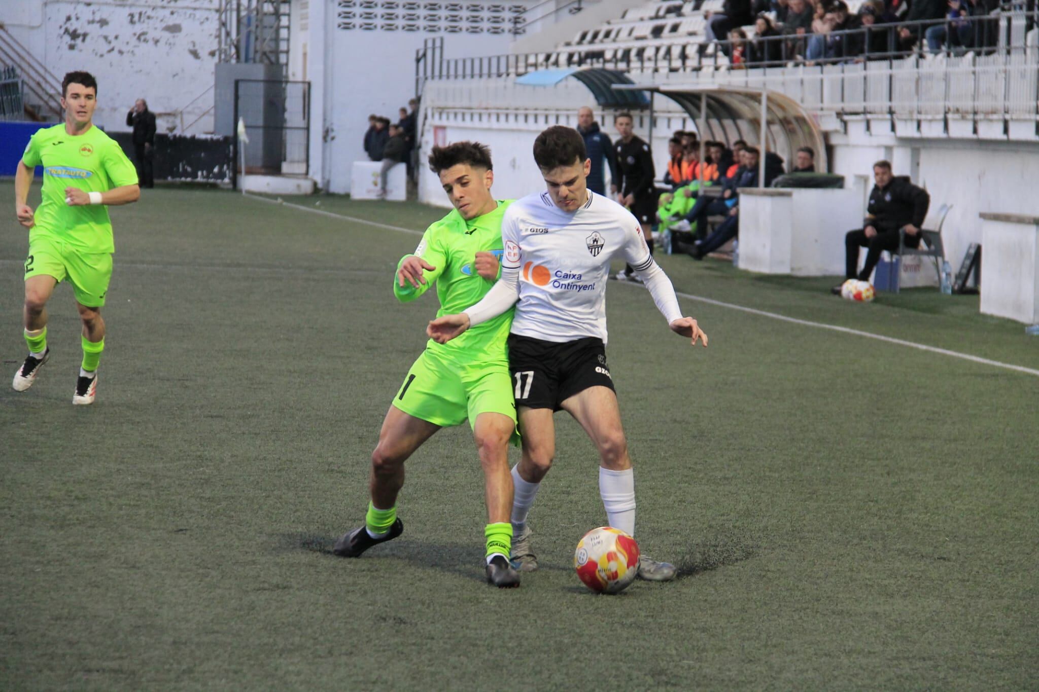 Pablo Francés, extremo del Ontinyent 1931, disputa un balón en la banda junto a un jugador del Recambios Colón