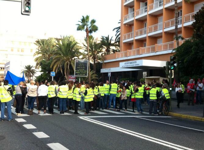 Los trabajadores manifestándose a las puertas de ayuntamiento de Las Palmas de Gran Canaria