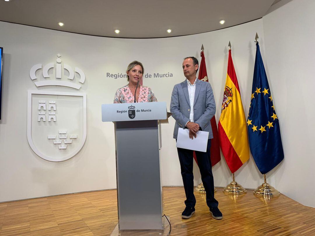 La portavoz del Gobierno regional, Ana Martínez Vidal, junto al consejero de Hacienda, Javier Celdrán, en la rueda de prensa posterior al Consejo de Gobierno