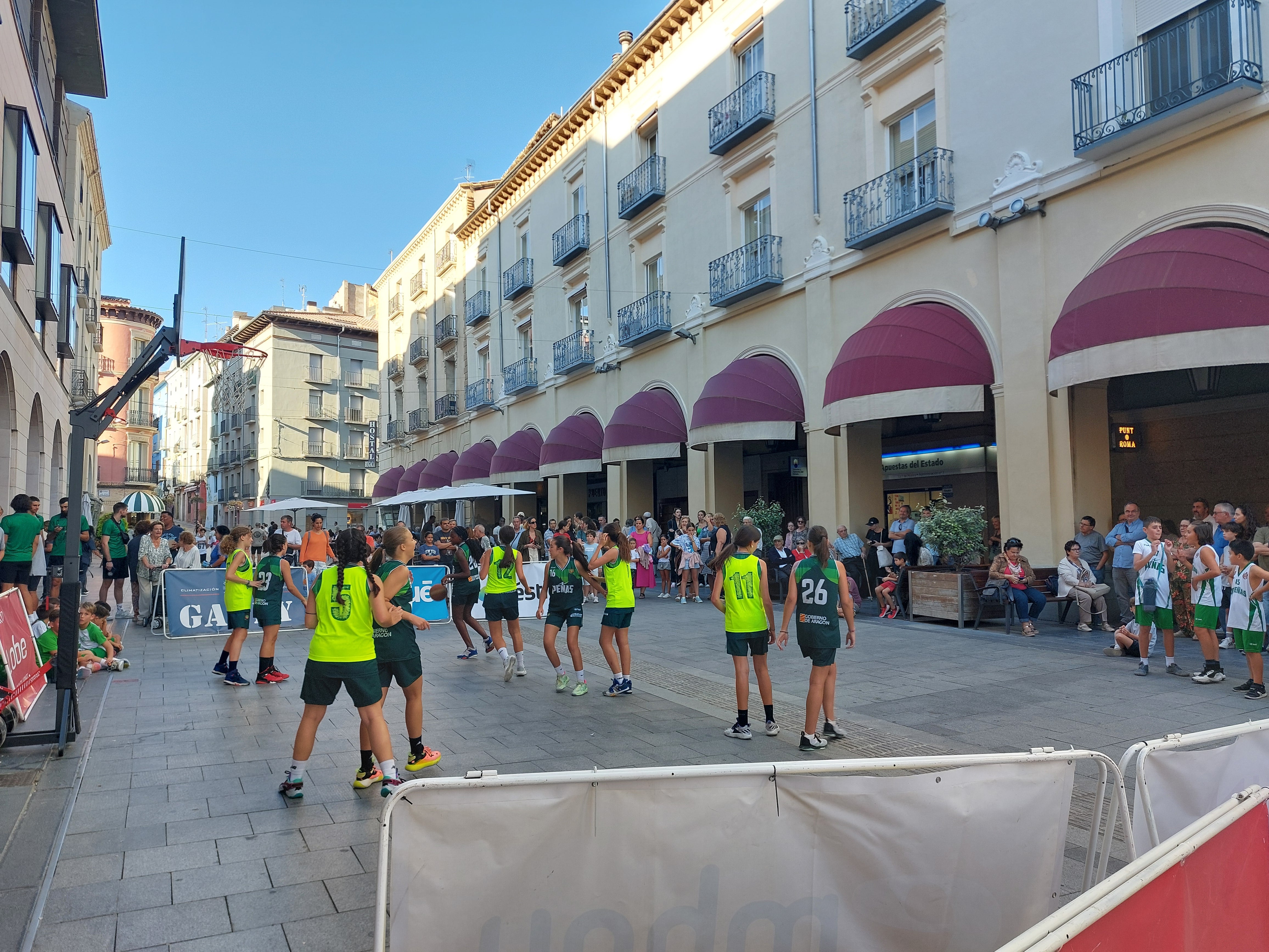 Niños y niñas de la cantera participaron en la presentación de la temporada del CB Peñas