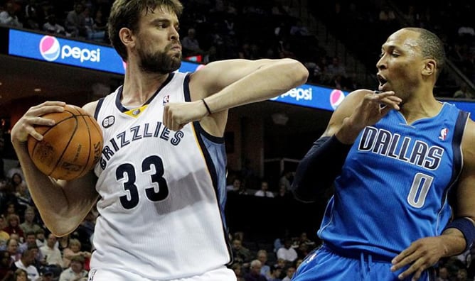 El español Marc Gasol, de Memphis Grizzlies defiende un rebote del atacante Shawn Marion de Dallas Mavericks