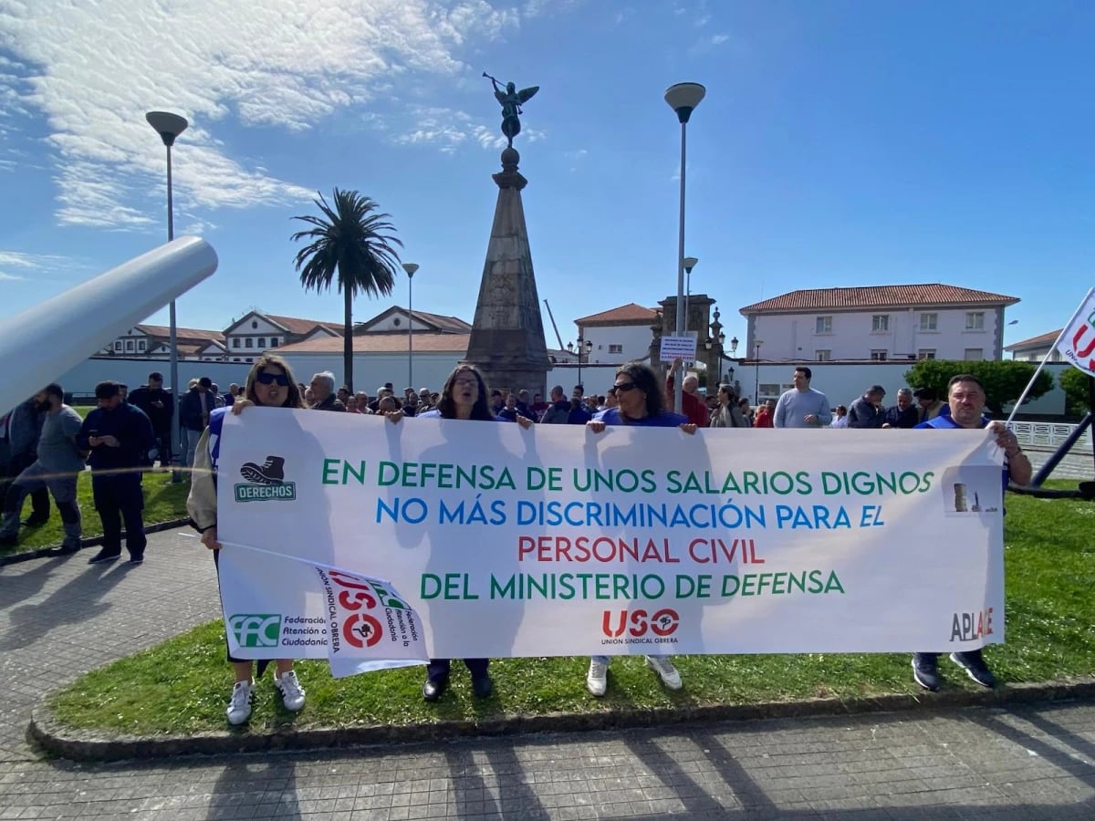Imagen de archivo de una de las concentraciones de personal civil del Ministerio de Defensa ante el Arsenal Militar de Ferrol (foto: USO)