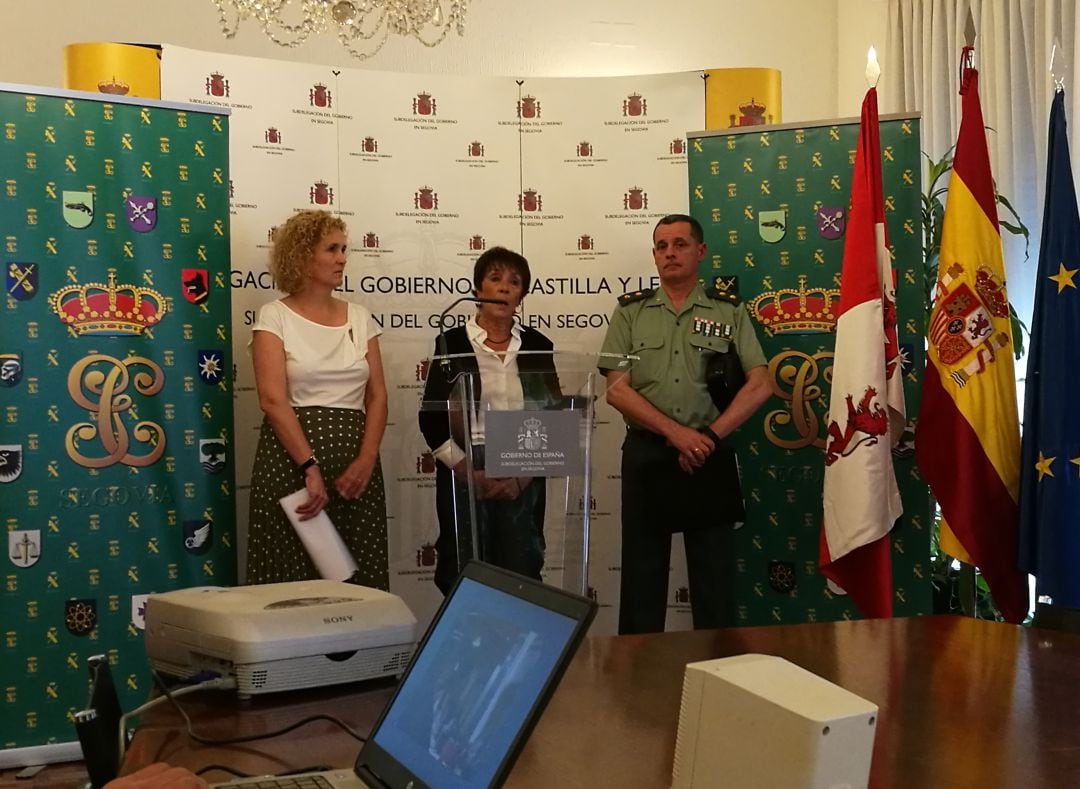 La delegada del Gobierno Mercedes Martín(c) junto a Lirio Martín subdelegada en Segovia y José Luis Ramírez teniente coronel de la Guardia Civil durante los pormenores que han ofrecido de la operación Adelita