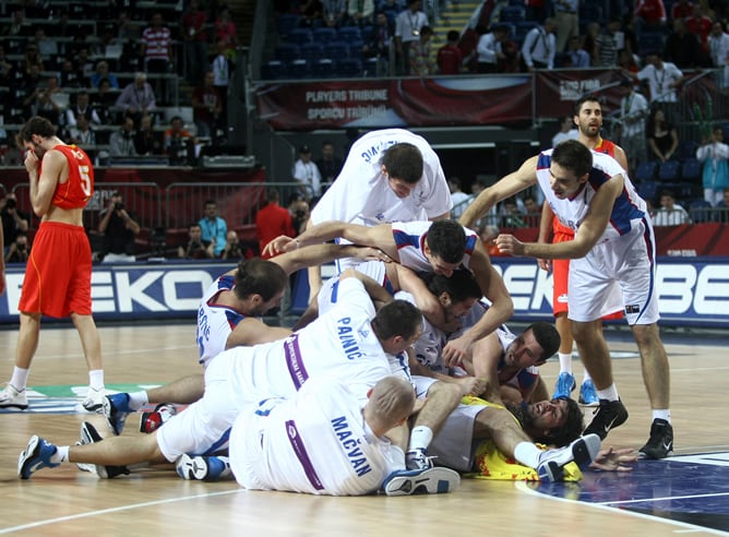 Los jugadores serbios hacen una &#039;piña&#039; para celebrar la victoria que le da el paso a semifinales