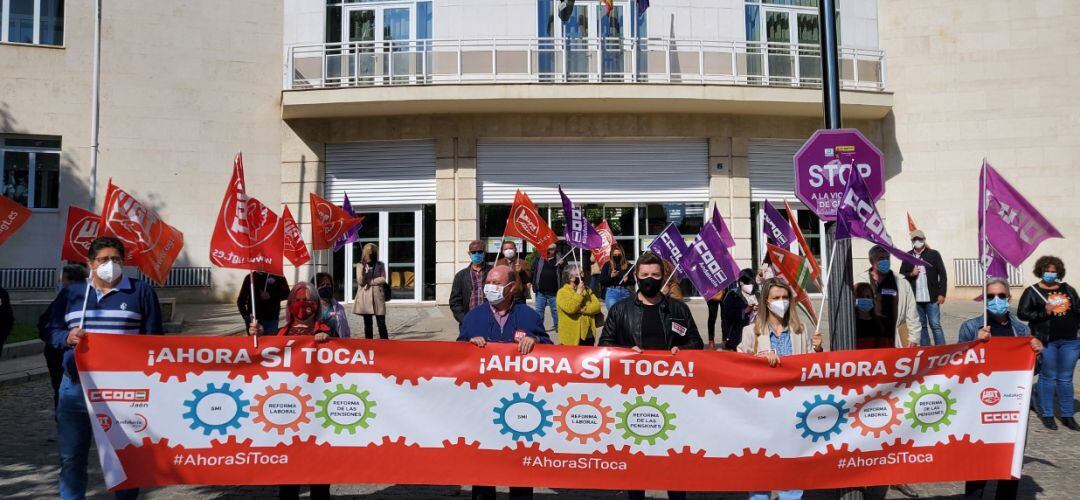 UGT y CCOO se concentran a las puertas de la Subdelegación del Gobierno en Jaén.