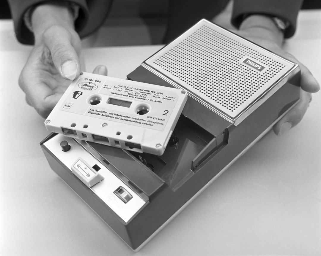 Imagen de uno de los primeros aparatos de &#039;cassette&#039; diseñados por Philips, en 1965.