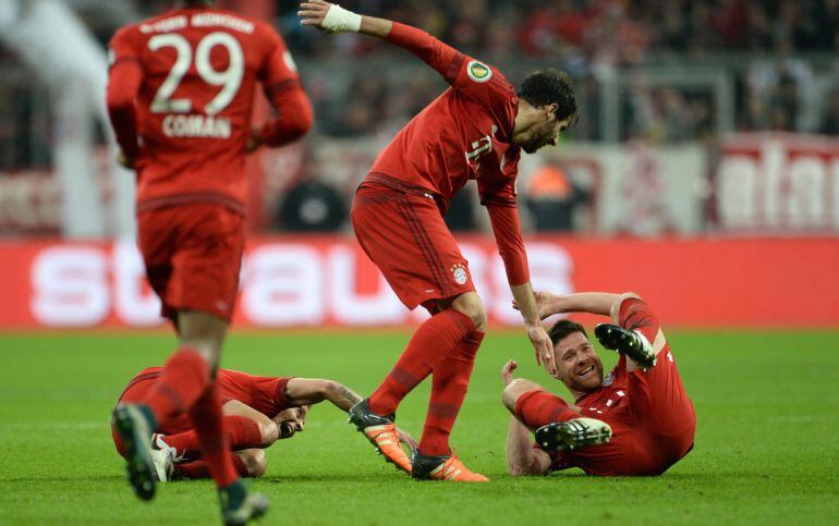 Xabi Alonso celebra su gol Darmstadt con el resto del equipo