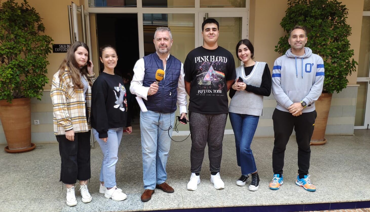 Paco García junto a los alumnos de los IES Los Alcores  y María Inmaculada y Teo, uno de sus profesores