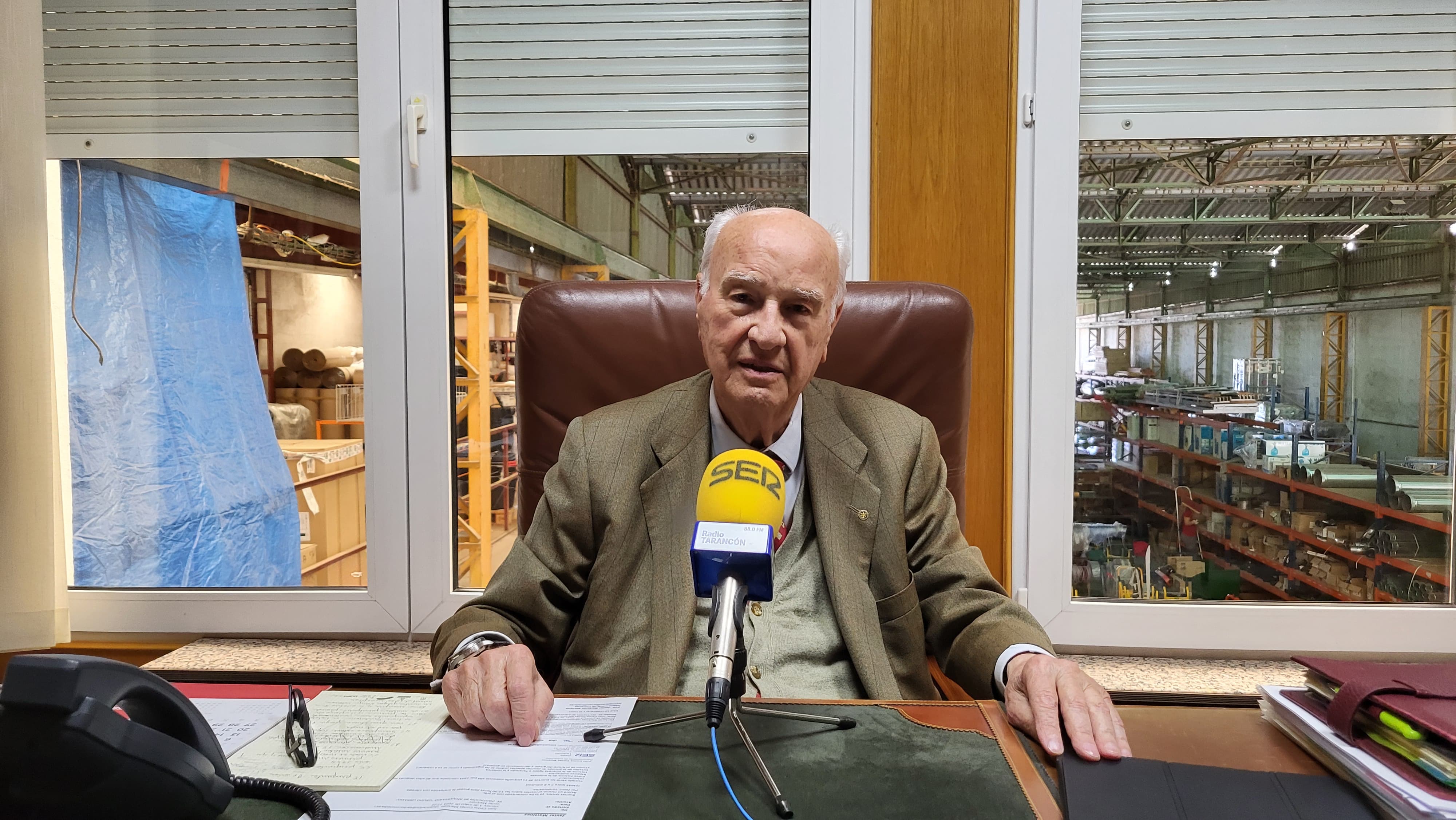 Librado Loriente, que este año cumple 95 años, en su despacho en la sede central de Grupo Librado, que celebra 80 años de actividad