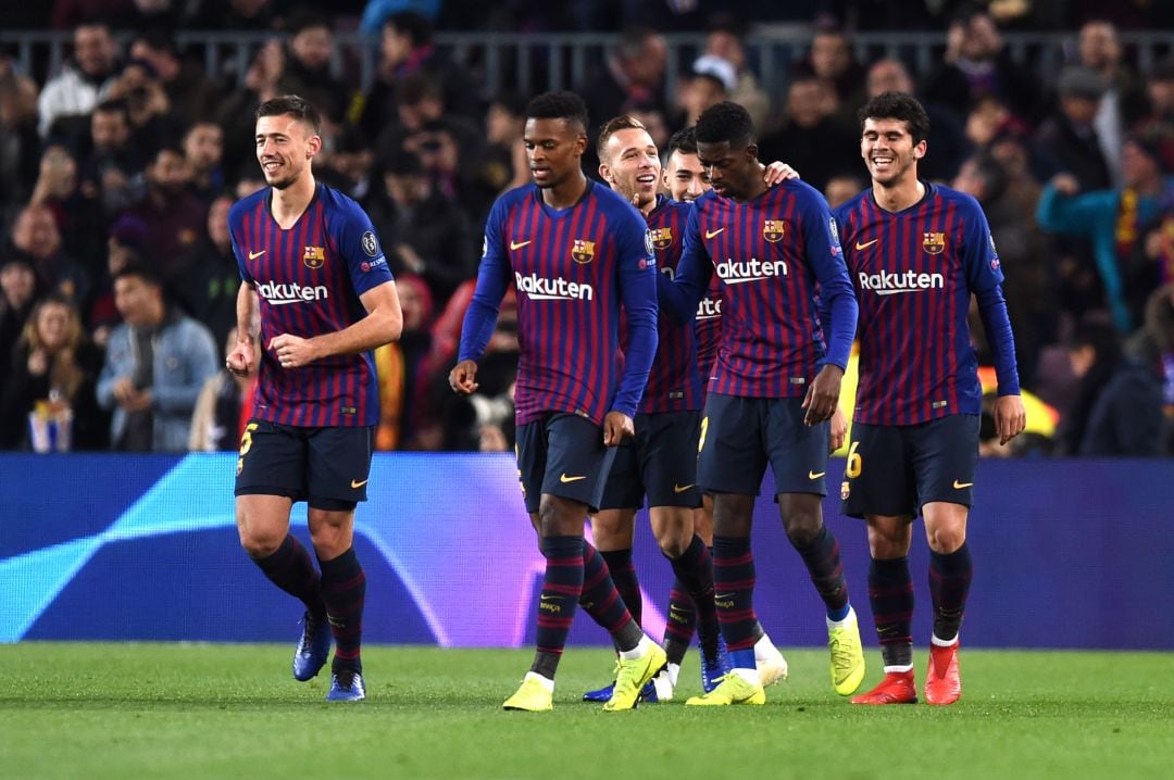 Los futbolistas del FC Barcelona celebran un gol de Ousmane Dembélé