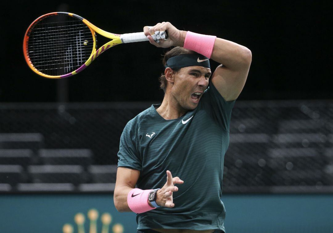 Rafa Nadal golpea con su derecha en Paris-Bercy 2020