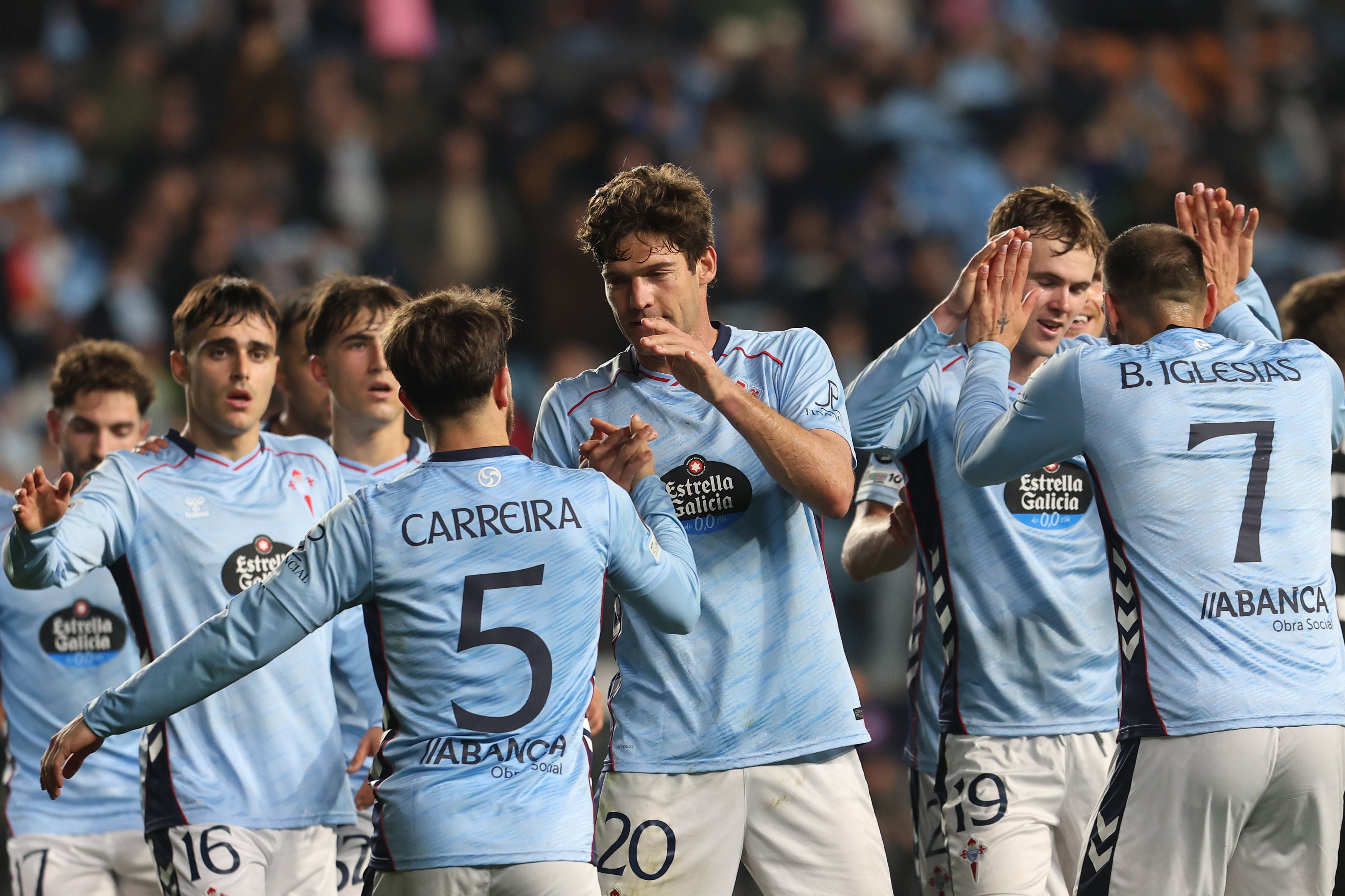 Vigo (Pontevedra) 26/02/2026.- Los jugadores del Celta tras conseguir el primer gol del equipo vigués durante el encuentro de vuelta de los playoff de la Liga Europa que Celta de Vigo y Paok FC han disputado este jueves en el estadio de Balaídos, en Vigo. EFE / Salvador Sas.