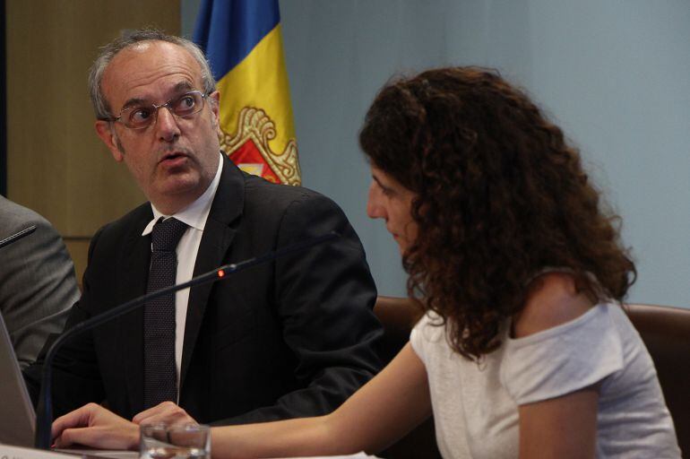 El ministre de Salut, Carles Álvarez Marfany i la coordinadora de recursos sanitaris, Odile Sarroca.