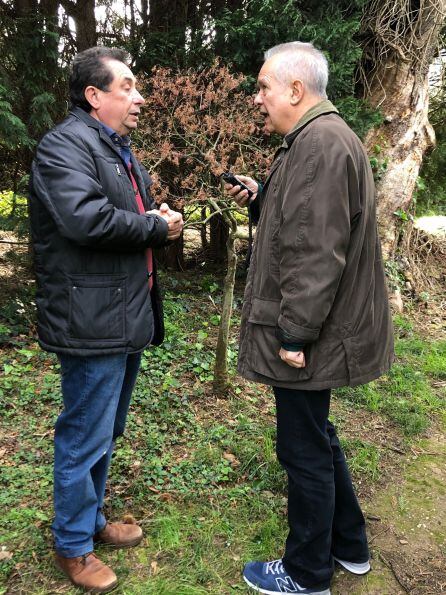 Carlos López-Tapia con José Manuel Alba, jardinero mayor de los Jardines de Fonte Baixa