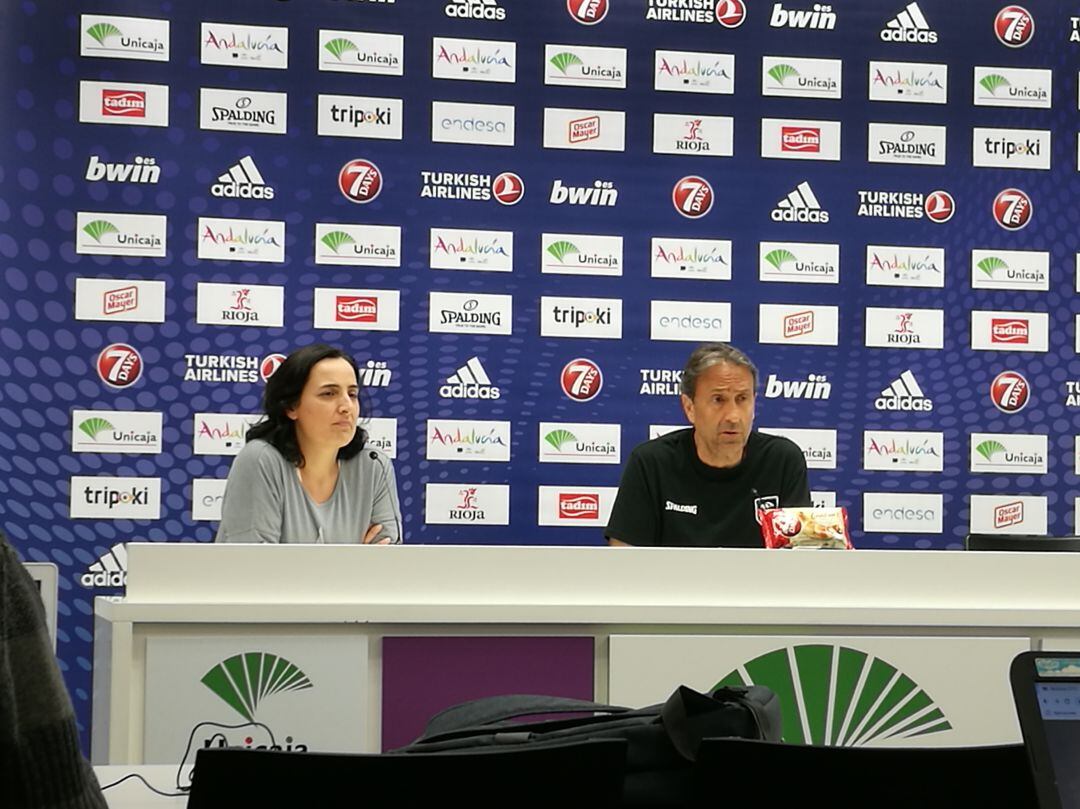 Luis Casimiro, junto a la jefa de prensa del Unicaja Rosa Mariscal