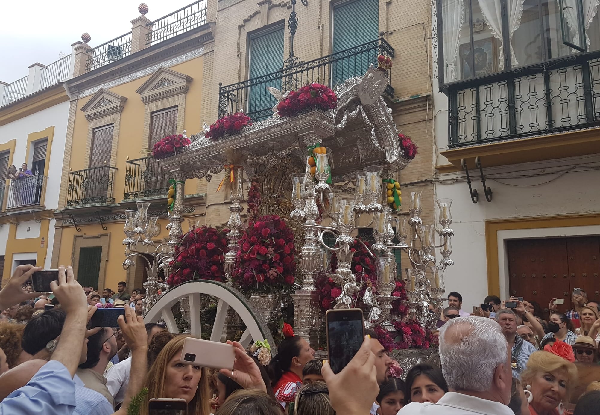 La Hermandad de Triana de El Rocío iniciando el camino