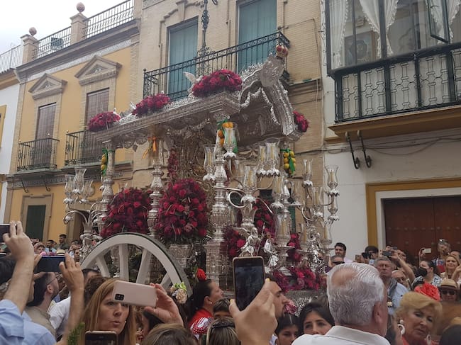 La Hermandad de Triana de El Rocío iniciando el camino