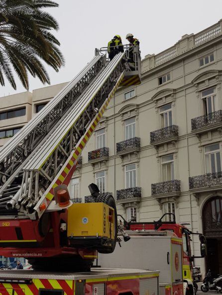 Bomberos alcanzando el drone