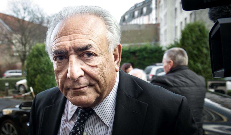 El ex director gerente del FMI Dominique Strauss-Kahn a su llegada al hotel en Lille, al norte de Francia.