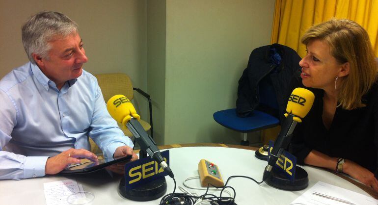 José Blanco con Aida Pena en los estudios de Radio Galicia