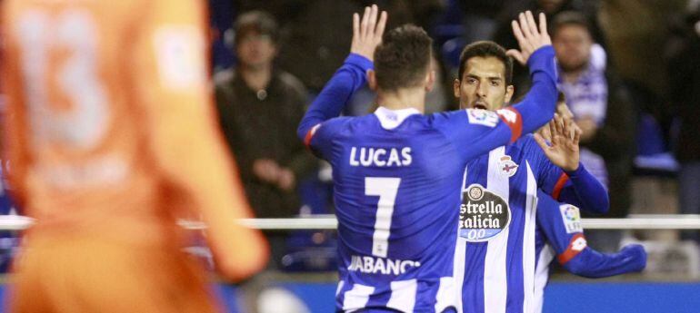 El centrocampista costarricense del Deportivo Celso Borges celebra con Lucas Pérez su gol frente al Málaga CF, durante el partido de la vigésimo octava jornada de Liga en Primera División.