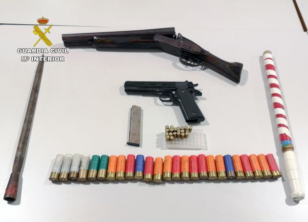 La Guardia Civil detiene en Cieza a un delincuente con armas blancas, de fuego y 200 plantas de marihuana