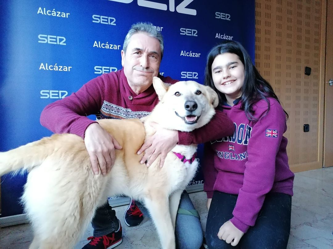 Javier Sánchez y Blanca Lorente, voluntarios de Animalcázar, junto a Damian