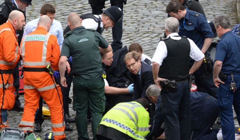 El diputado Tobias Ellwood ayuda a los servicios de emergencia a reanimar al policía apuñalado junto al Parlamento británico.